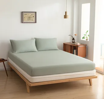 Bamboe topper hoeslaken Sage Green (saliegroen) om een topdekmatras met bijpassende kussenslopen, zijaanzicht