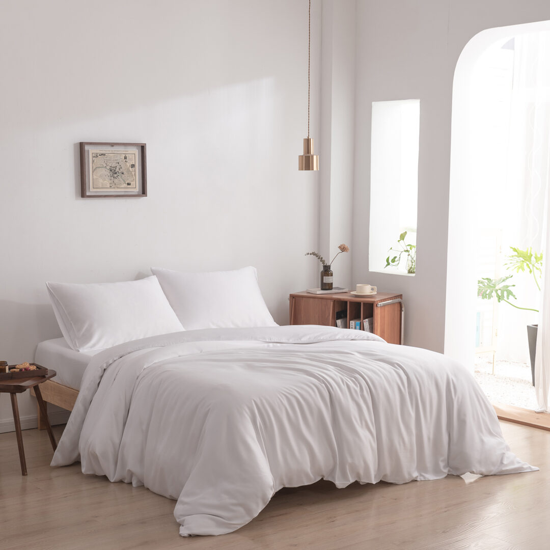 Foto van zijaanzicht van beddengoed opgemaakt op een bed Coco White op een bed (kleur wit)