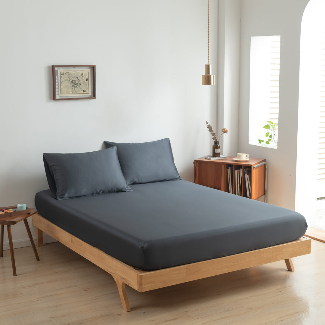 Zijaanzicht bamboe hoeslaken Space Blue (kleur donker blauw) op een bed