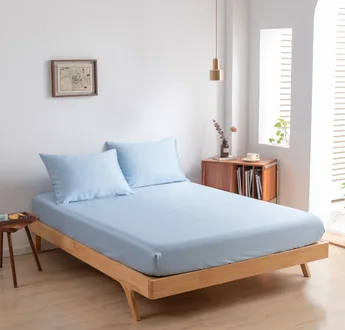 Bamboe hoeslaken Sky Blue (lichtblauw) om een matras met twee bijpassende kussenslopen, vooraanzicht